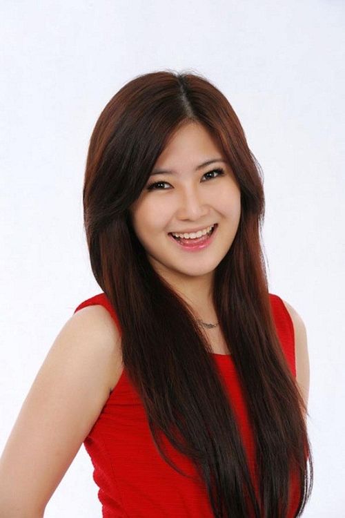 out ăn mặc cũng như lối trang điểm của giọng ca Ngại ngùng bị nhiều người đánh giá là già trước tuổi.