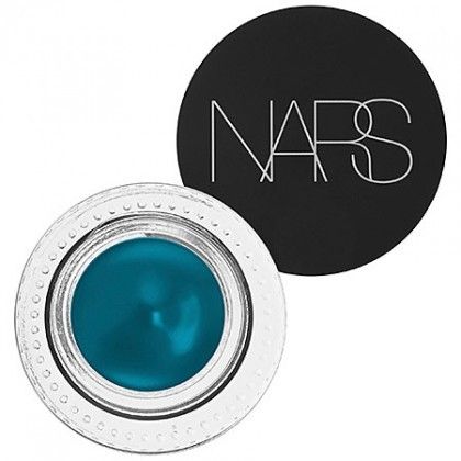 Nếu như thích màu sắc đậm và rõ nét hơn, hãy chuyển qua dùng Gel Liner xanh cobalt của NARS, với thiết kế nhỏ gọn và độ lên màu chuẩn không cần chỉnh.