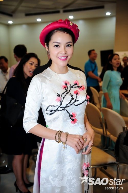 Nữ diễn viên cười tươi trước ống kính máy ảnh. Mới đây, cô vướng tin đồn “cơm không lành, canh không ngọt” với Tinna Tình.