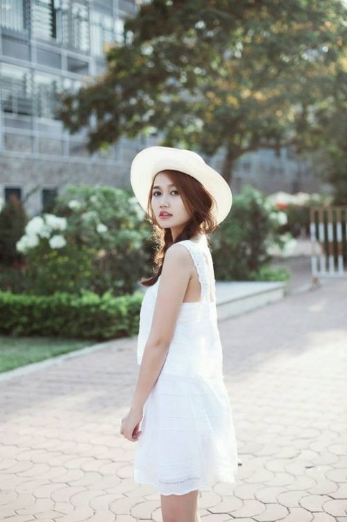 Style váy trắng, tóc hai bím và nón rộng vành dường như chưa bao giờ lỗi mốt.