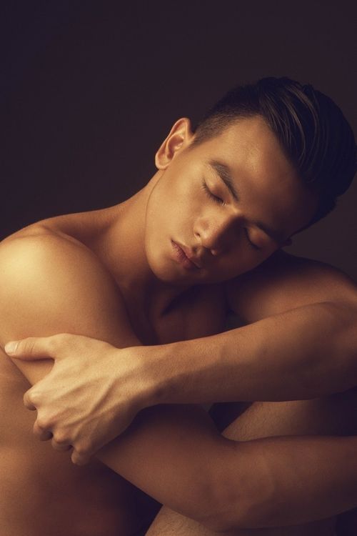 Ở Lê Xuân Tiền, đó là sự kết hợp hài hoà giữa những đường nét, góc cạnh của người đàn ông trưởng thành cùng sự đáng yêu, trẻ trung, năng động.