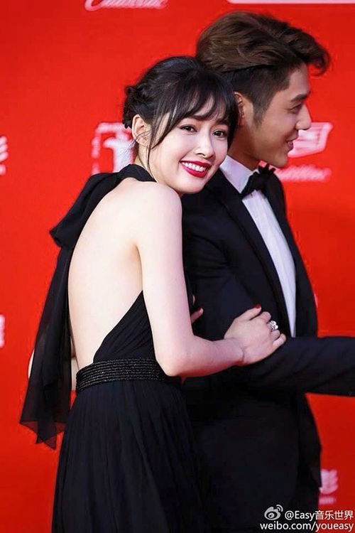 cho dù nam diễn viên điển trai Hồ Vũ Uy có nhấn follow weibo, cô nàng vẫn một mực không follow lại