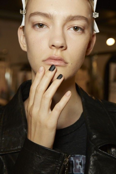 Xu hướng nails xuân hè 2016 năm nay một lần nữa chứng kiến sự trở lại đầy ngoại mục của dòng sơn lì matte tông đen huyền bí.
