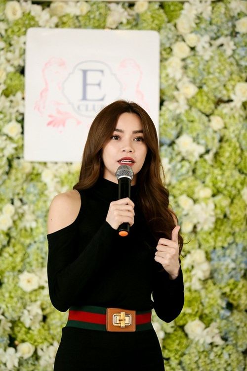 Trong buổi tiệc, Hà Hồ chủ động chia sẻ những bí quyết làm đẹp an toan mà bản thân áp dụng để nâng cơ mặt, chăm sóc da nhằm có được vẻ ngoài hoàn hảo nhất. Cô luôn xem trọng tầm quan trọng của việc làm đẹp đối với người phụ nữ hiện đại, đồng thời nhấn mạnh: “Phụ nữ có quyền làm đẹp cho mình dù ở bất cứ ngành nghề nào”.