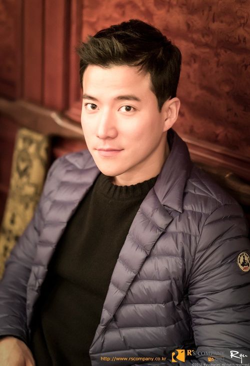 Nam diễn viên mới đến từ Toronto, Canada sinh 12/05/1986 và sở hữu chiều cao 181 cm. Anh từng theo học tại trường Đại học Falmouth - Anh Quốc