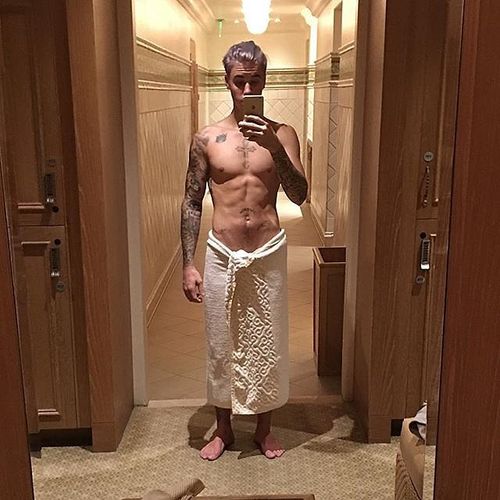 Tháng 1/2016, Justin chụp ảnh selfie trong phòng tắm khách sạn, nam ca sĩ chỉ buộc khăn tắm lên người, mái tóc mới được nhuộm màu tím. “Trở lại phòng gym” - nam ca sĩ Sorry viết chú thích. Bức ảnh sexy của Justin tiếp tục thu hút sự chú ý của cư dân mạng.
