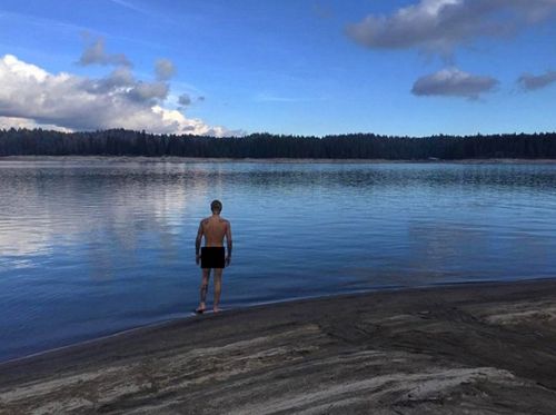 6 tháng sau bức ảnh nude tự khoe đầu tiên nhưng sau đó gỡ xuống, mới đây Justin Bieber lại khiến người hâm mộ và báo giới chú ý khi đăng lên trang Instagram bức ảnh khỏa thân đứng bên hồ nước. Bức hình do John Shahidi - CEO của mạng xã hội mà Justin đầu tư 1,1 triệu USD chụp lại trong chuyến cắm trại gần đây ở West Coast.