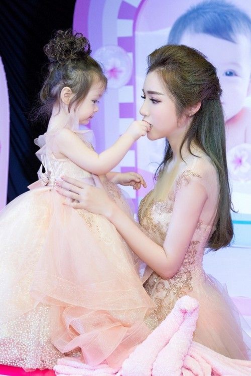 Cô bé thường xuyên đút kẹo, đưa nước cho mẹ hay hôn mẹ.