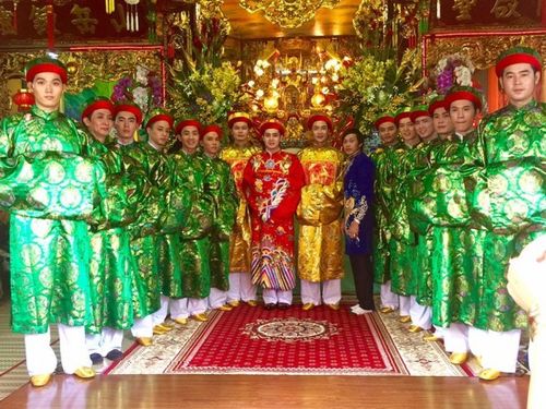 Danh hài Hoài Linh cho biết, ở thời điểm hiện tại anh đang có mặt tại đền Sòng Sơn - TP.HCM để lo tiệc khánh đản Mẫu Sòng Sơn.
