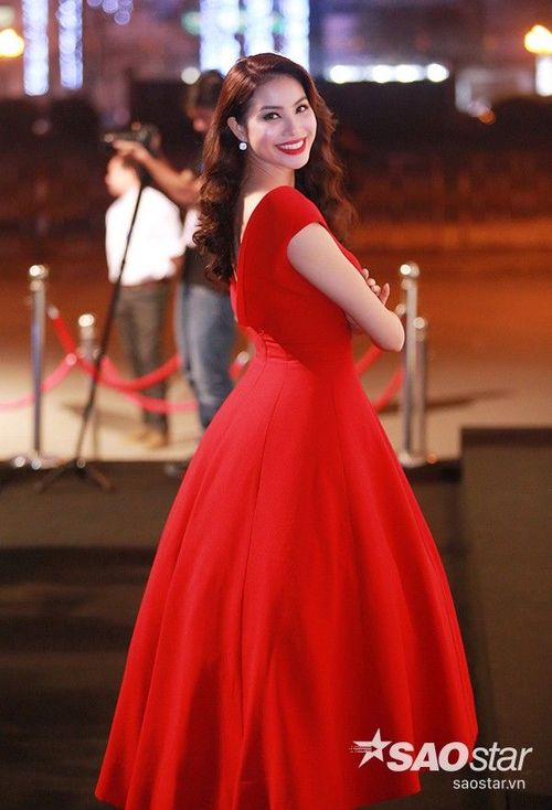 Trong bộ đầm màu đỏ rực rỡ, Hoa hậu Hoàn vũ Việt Nam 2015 tự tin khoe sắc, tạo dáng xinh đẹp trước ống kính máy ảnh.