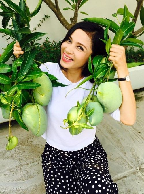 Việt Trinh hạnh phúc khoe những trái cây trong vườn nhà do mình trồng được.