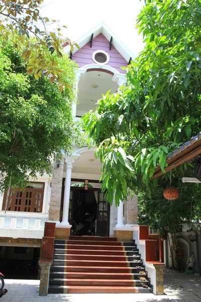 Bên ngoài căn biệt thự của ông Đang, nơi được nhiều đoàn phim thuê làm bối cảnh.