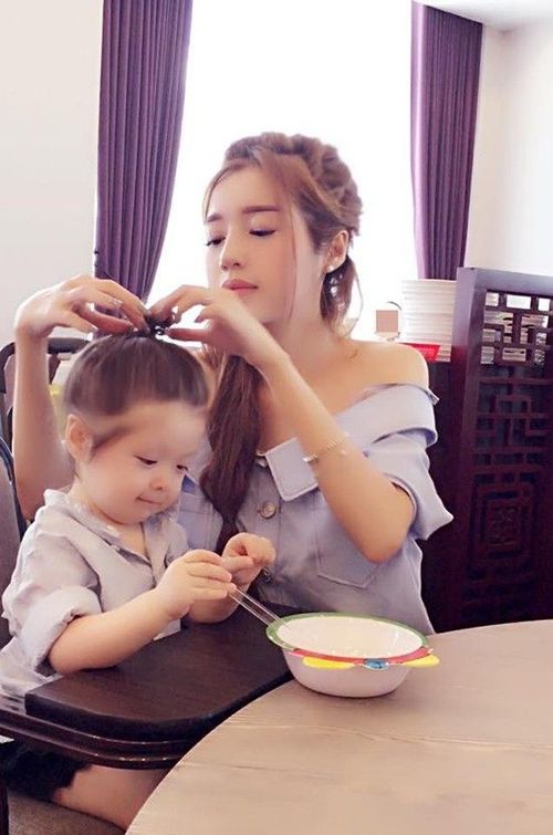 Bé Cadie thường gọi mẹ là "chị mami" bởi cô muốn mình vừa là mẹ vừa là chị của con gái. "tôi không áp đặt mà để Mộc Trà phát triển tâm lý một cách tự nhiên. Mộc Trà nghịch kinh khủng, nhưng tôi ít khi la mắng mà chỉ nhắc nhở con cẩn thận. Vì trẻ con hiếu động vẫn tốt hơn là bị tự kỷ".