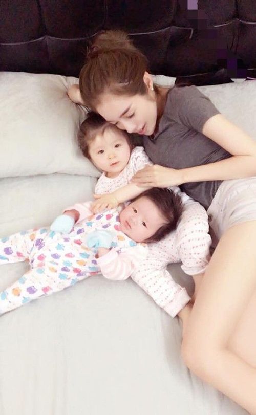 Nhìn Elly Trần, nhiều người cho rằng cô sẽ chẳng biết chăm sóc con cái, nhưng không, chính thiên chức làm mẹ đã giúp người đẹp trở nên đảm đang, khéo léo hơn bao giờ hết.