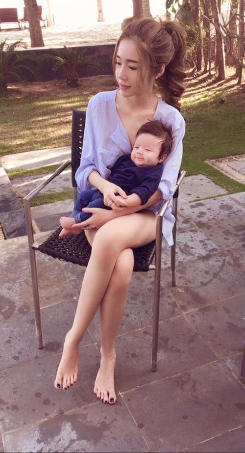 Vốn là bà mẹ sành điệu nên Elly Trần rất chăm chút phong cách thời trang cho hai thiên thần nhỏ của mình.