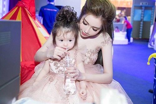 Thời gian gần đây, ngoài đăng tải hình ảnh con lên mạng xã hội, Elly Trần cũng bắt đầu dẫn bé Cadie xuất hiện ở những sự kiện giải trí. Cô bé luôn trở thành tâm điểm chú ý của mọi người.