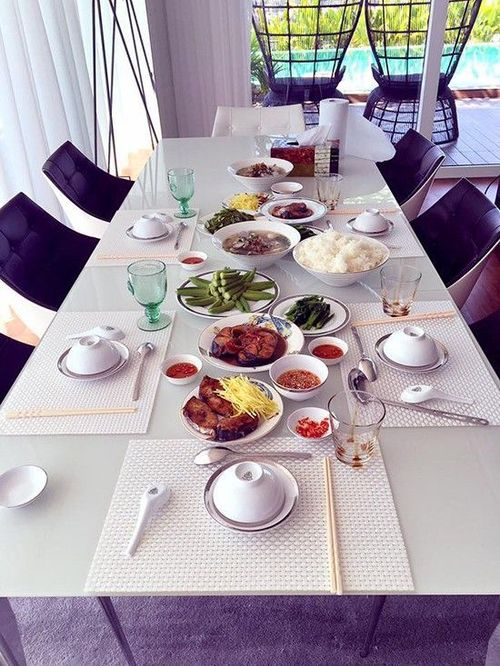 Người đẹp từng khoe bữa ăn do chính tay mình chuẩn bị cho gia đình.
