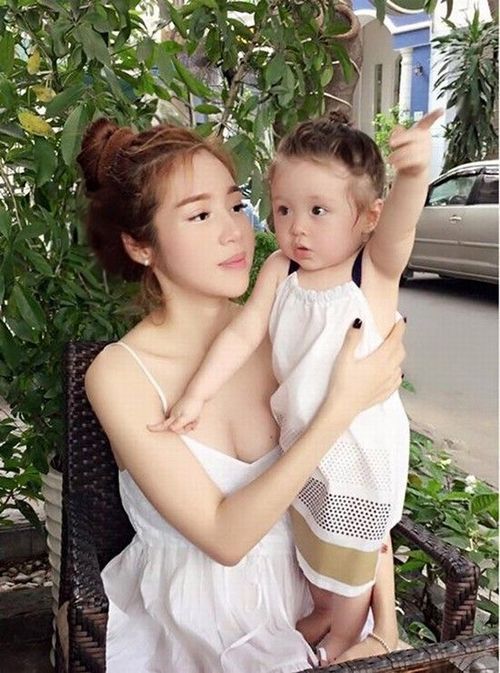 Trước đó, Elly Trần và bé Cadie cũng được một trang mạng xã hội Thái Lan không ngớt lời khen về nhan sắc và khiến nhiều người ngưỡng mộ, các chàng trai khắp châu Á phải thổn thức.