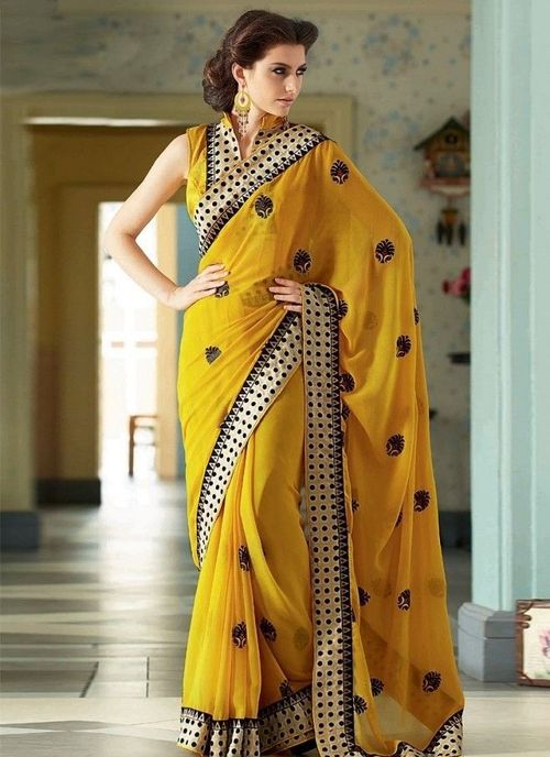 Màu vàng là một màu thường được sử dụng nhất trong sarees Ấn Độ mô tả tôn giáo và khổ hạnh. Ngoài ra, màu vàng trong phong tục Ấn Độ còn có ý nghĩa giải phóng tinh thần ra khỏi vòng vây luân hồi, tạo phúc đức cho xã hội.