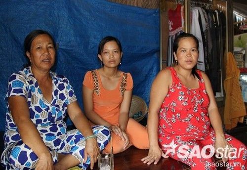 Vợ Lẹ (giữa) với vợ Giang (áo đỏ) ở nhà ngóng tin chồng.