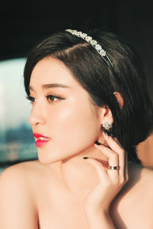 Bên cạnh đó, Huyền My trông sang trọng hơn hẳn với mái tóc búi phồng nhẹ và điểm xuyến độ đẳng cấp bằng chiếc băng cài tóc đính đá quý.