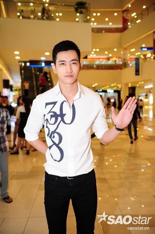 Nam thần Võ Cảnh đến dự lễ ra mắt phim của đàn chị.