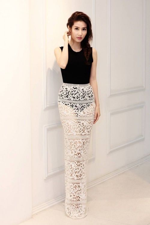 Trong những lần xuất hiện gần đây, nữ diễn viên trung thành tuyệt đối với phong cách thời trang nữ tính, thanh lịch, pha chút gợi cảm. Đặc biệt, cô luôn ưu ái những thiết kế của Lâm Gia Khang.