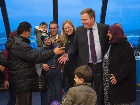 Thủ tướng Iceland Sigmundur Gunnlaugsson (giữa) chào đón người tị nạn Syria. Ảnh: AFP