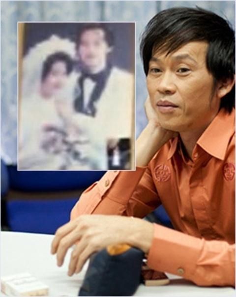Ảnh cưới của Hoài Linh và vợ vô tình được hé lộ khi em trai Dương Triệu Vũ chia sẻ ảnh trò chuyện facetime với bố.