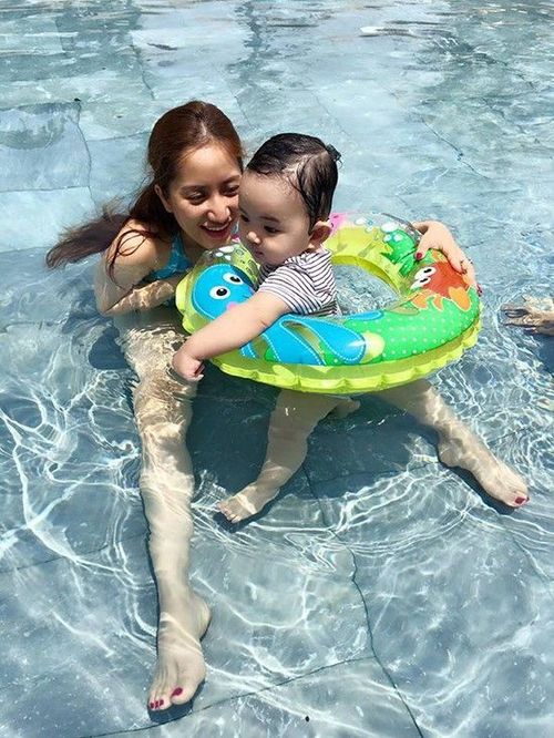 Mặc dù bận rộn với công việc, nhưng Khánh Thi và Phan Hiển luôn ưu tiên dành thời gian để chăm sóc con trai nhỏ.