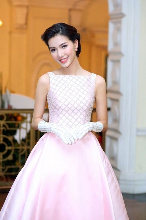 Đi cùng là kiểu tóc búi thấp hết sức ăn ý với trang phục, Mỹ Linh khắc hoạ thành công hình ảnh của một quý cô vừa thanh lịch lại không kém phần quyến rũ. Sẽ không ngoa khi nói rằng nữ MC là “bóng hồng” duy nhất liên tục hút ánh nhìn công chúng tại sự kiện.