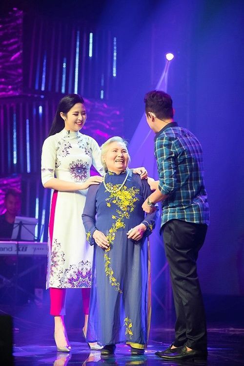 Đặc biệt, MC Anh Tuấn cùng với ê-kíp chương trình đã tặng một món quà bất ngờ cho Ngọc Hân khi bí mật mời bà ngoại cô xuất hiện trên sân khấu.
