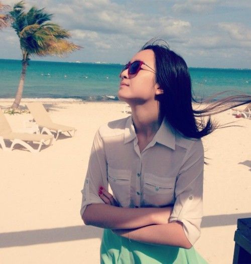 Nếu như Giáng My màu sắc, cầu kỳ và đài các thì con gái cô lại như đóa hoa dịu dàng, mềm mại và trang nhã.