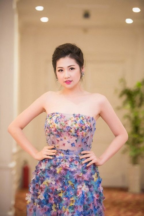 Mặc dù bị ảnh hưởng chút ít và không vui nhưng bù lại, công việc mới đang khiến cô cảm thấy rất hứng thú - đó là MC. Tú Anh nhận lời mời trong một sự kiện với vai trò MC vào tối 7/4.