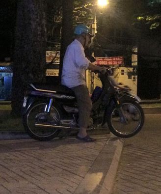 Hình ảnh người xe ôm đầu đã bạc trắng mong chờ cả ngày không một vị khách.