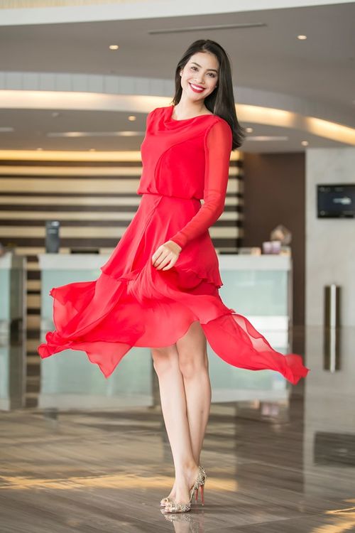 Hoàng Thùy Linh, Phạm Hương - Ai sẽ nóng bỏng và gợi cảm hơn khi xuất hiện với váy đỏ?