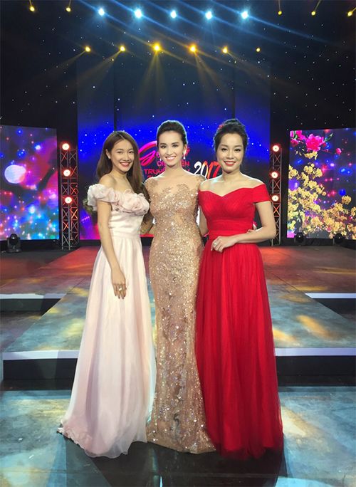 Lã Thanh Huyền quyến rũ khoe đường cong cơ thể, còn Nhã Phương và Minh Hương lại để lộ vai trần gợi cảm.