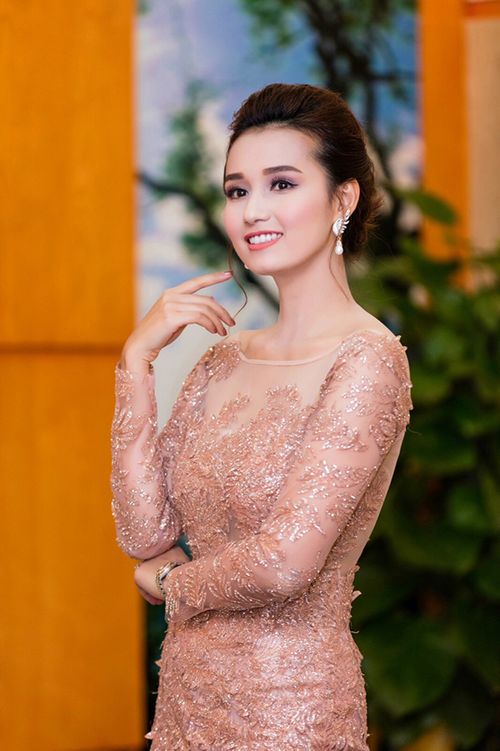 Ở tuổi ngoài 30, cô rất xinh đẹp, đằm thắm.