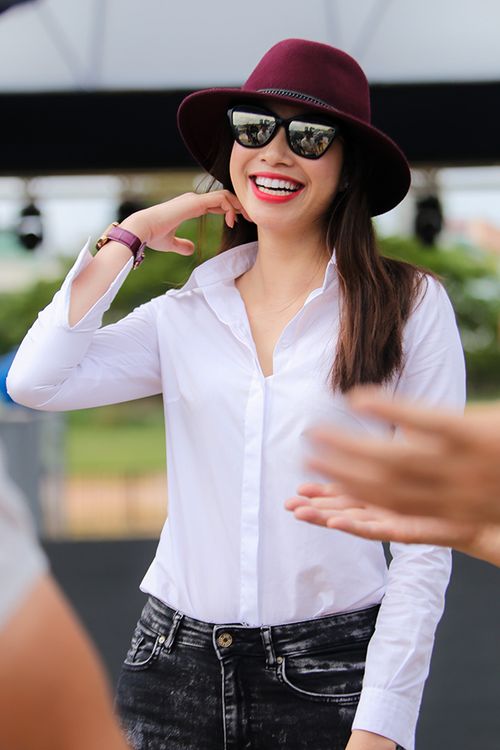 Diện trang phục giản dị nhưng Phạm Hương vẫn vô cùng quyến rũ.