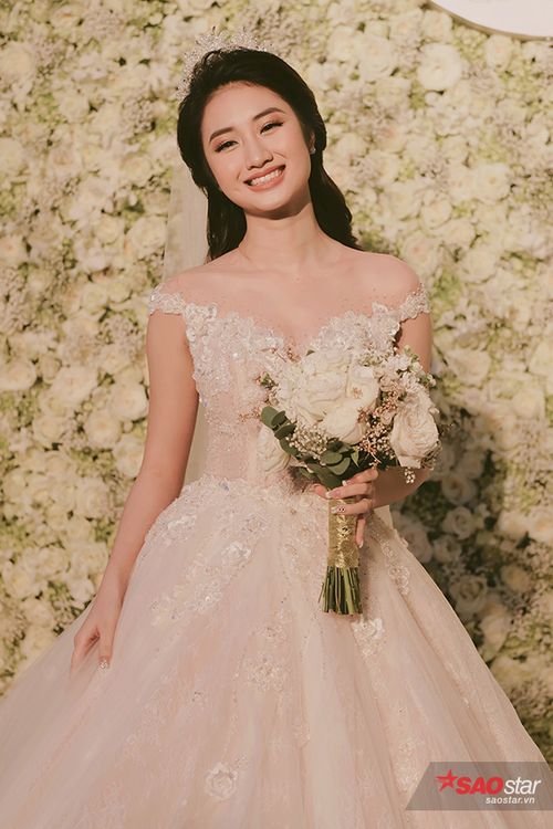 Thu Ngân liên tục nở nụ cười hạnh phúc.