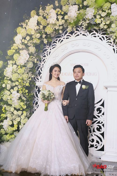 Hai vợ chồng Thu Ngân nhận được rất nhiều lời chúc phúc từ mọi người.