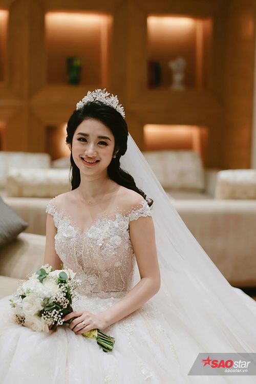 Hoa hậu Thu Ngân diện bộ váy cưới trắng quyến rũ.