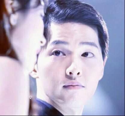 Ánh mắt của Song Joong Ki dành cho Song Hye Kyo vô cùng trìu mến, chất chứa đầy tình cảm.