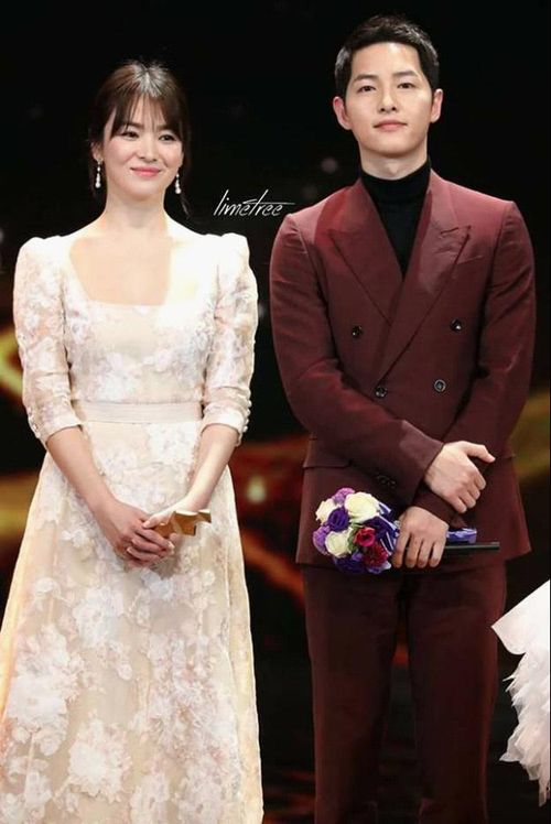 Dù đã mang guốc song Kyo vẫn thật nhỏ bé và đẹp đôi bên cạnh Song Joong Ki.