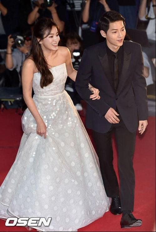 Tại lễ trao giải Baesang Award 2016 diễn ra vào ngày 3/6/2016 Song Joong Ki và Song Hye Kyo xuất hiện chẳng khác gì chàng hoàng tử và nàng công chúa.