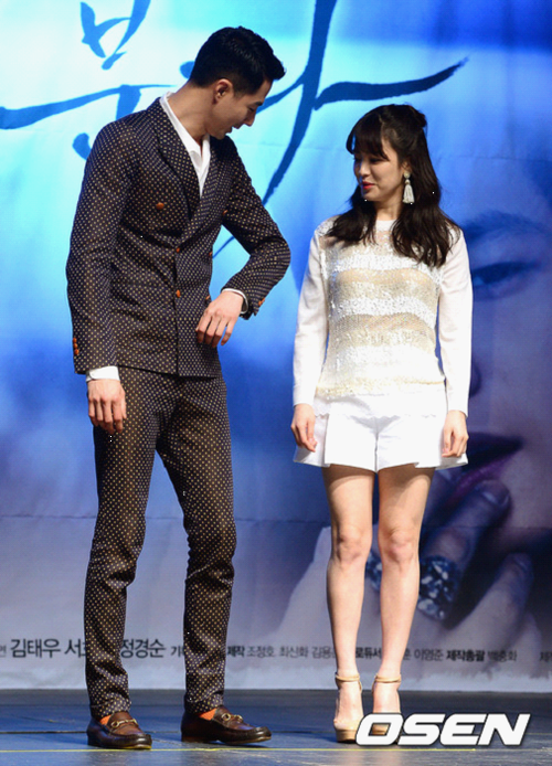 Luôn cảm thấy vui vẻ khi bên cạnh nhau Song Joong Ki và Song Hye Kyo đều được đánh giá cao bởi kĩ năng giao tiếp và lối ứng xử đúng mực. Được biết những lần trước đây kể cả đi họp báo hay tham gia những lễ trao giải cùng bạn diễn, cả hai đều giữ cho mình thái độ thân thiết nhưng có chừng mực. Tuy nhiên, gần đây họ liên tiếp có những hành động thân mật khi sánh bước cùng nhau trên thảm đỏ hay ngồi cạnh nhau. Cặp đôi vui vẻ và thoải mái hơn lúc nào hết khi ở cạnh nhau.