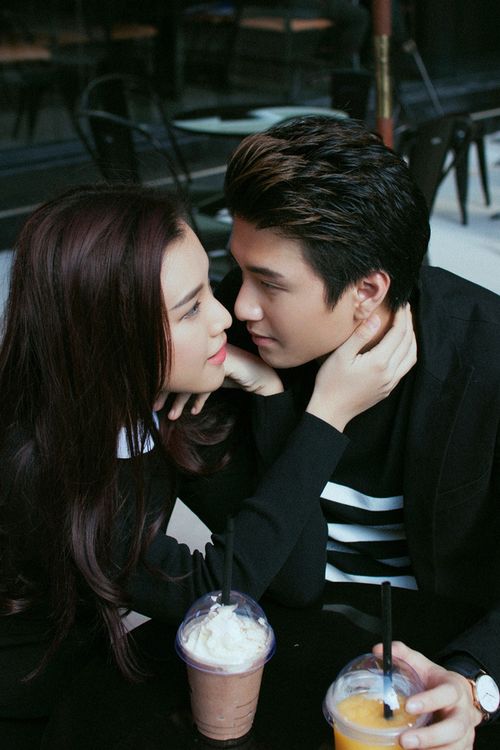 Huỳnh Anh là người đàn ông khá vững chãi trước mọi lời đàm tiếu. Hoàng Oanh cũng như vậy. Cả hai không ngần ngại chứng minh với cả thế giới rằng họ là của nhau và yếu tố nghề nghiệp không thể ngăn cách họ. Trong suốt ba năm quen nhau, cả hai nghệ sĩ trẻ cho thấy sự hòa hợp là không thể chối cãi. Về ngoại hình, cả hai đều sở hữu vẻ ngoài chỉn chu, ăn ý mỗi khi xuất hiện trước công chúng. Về tài năng, Huỳnh Anh và Hoàng Oanh đều được đánh giá cao trong lĩnh vực của riêng mình. Nếu Huỳnh Anh nổi tiếng với loạt vai diễn trong nhiều phim truyền hình, điện ảnh. Hoàng Oanh lại được khán giả đón nhận với vai trò MC tại các chương trình như 60 giây, The Voice,… Trải qua thời gian, tình cảm của họ ngày càng gắn bó hơn, đặc biệt là trong cuộc sống và công việc. Hiểu được những khó khăn của giới nghệ sĩ, cả hai luôn dành cho nhau những sự chăm sóc, thông cảm ân cần. Dù khá bận rộn với lịch trình riêng, Huỳnh Anh luôn chú ý đưa đón Hoàng Oanh tại những buổi quay trễ. Anh còn đồng hành cùng bạn gái xinh đẹp trong nhiều dự án. Chọn vị trí hậu phương, Huỳnh Anh giúp cho Hoàng Oanh rất nhiều từ những lời khuyên chuyên môn hay động viên tinh thần.