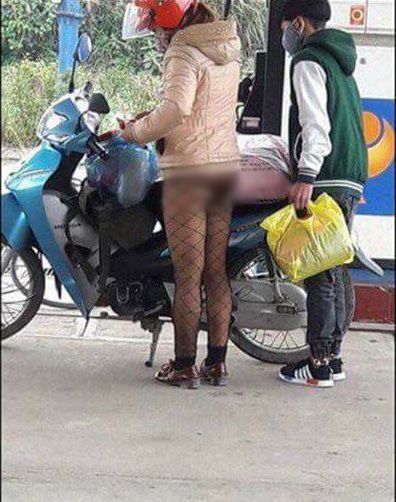 Thời trang: 2017 rồi, xin nhắc lại: Legging, tất lưới không phải ‘cái quần’!