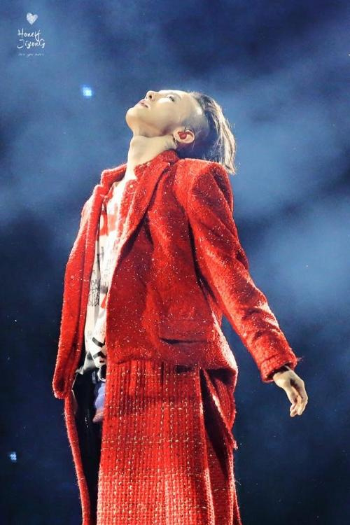 G-Dragon vẫn đốn tim fan dù mặc trang phục nữ của chaaa - 1