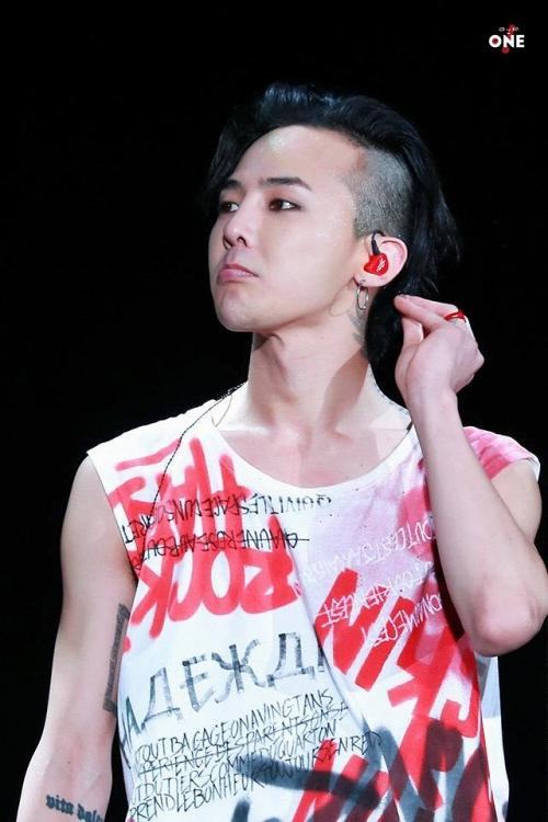G-Dragon vẫn đốn tim fan dù mặc trang phục nữ của chaaa - 7
